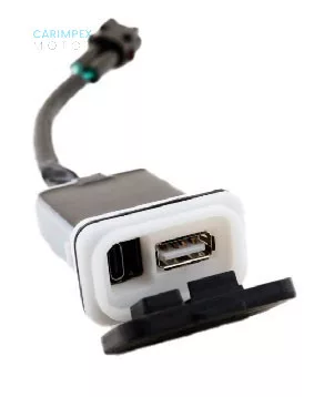 CFMOTO 450NK USB csatlakozó