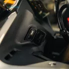 CFMOTO 450NK USB csatlakozó