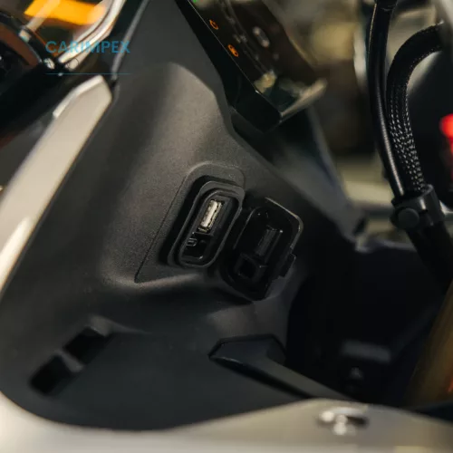 CFMOTO 450NK USB csatlakozó