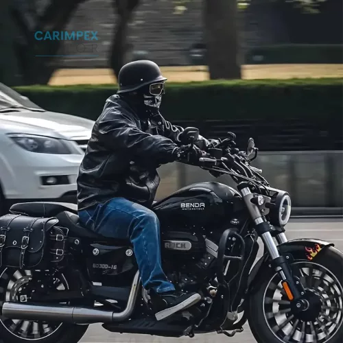 Nyitott német vintage motoros sisak szemüveg nélkül