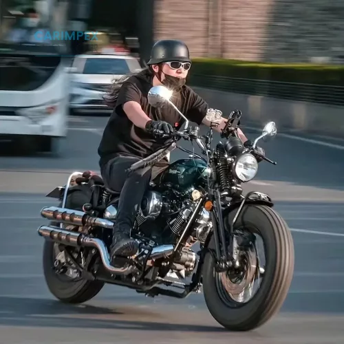Nyitott német vintage motoros sisak szemüveg nélkül